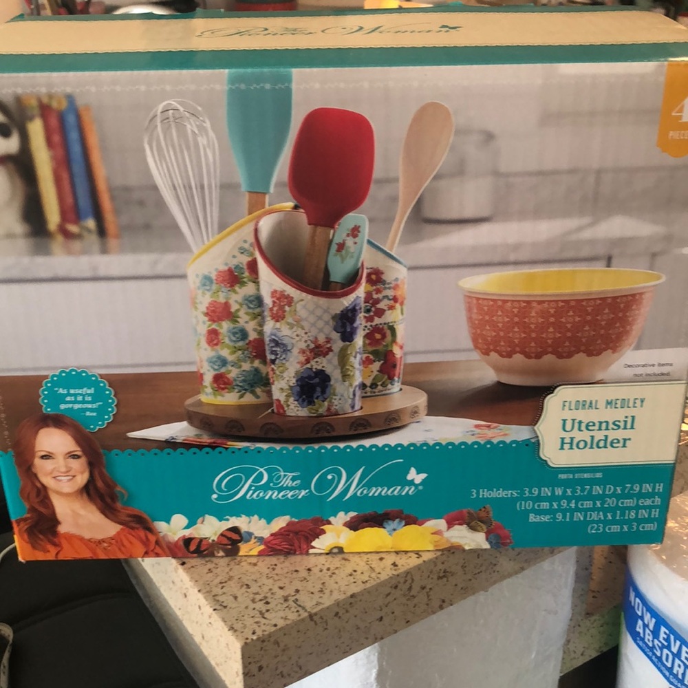 New in box The Pioneer woman utensil holder